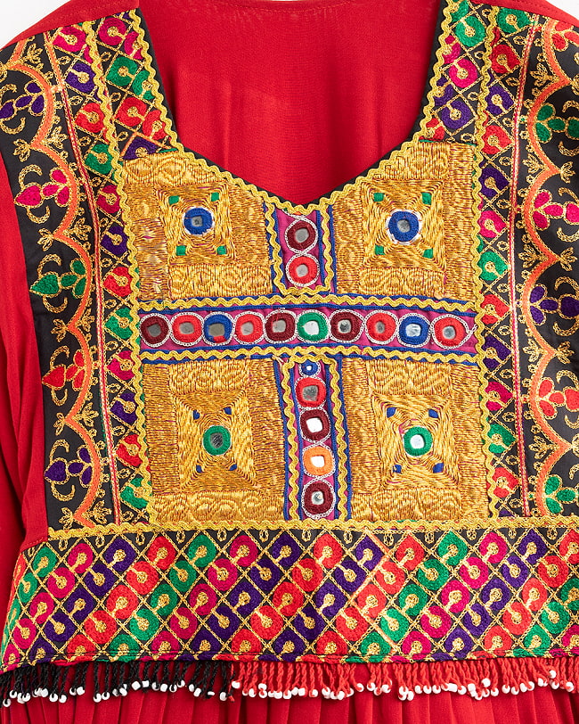 【全て1点もの】　パシュトゥーン族の伝統衣装　カミーズドレス　【赤】 16 - No.4　刺繍部分を拡大しました。