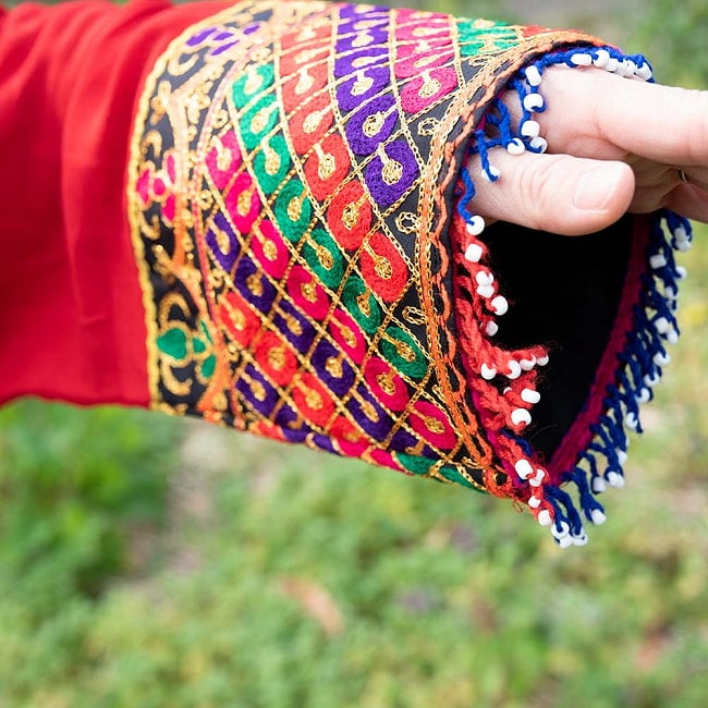 【全て1点もの】　パシュトゥーン族の伝統衣装　カミーズドレス　【赤】 3 - 袖周りにも刺繍があります。