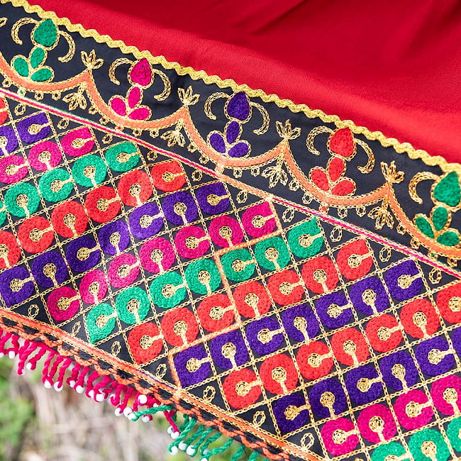 【全て1点もの】　パシュトゥーン族の伝統衣装　カミーズドレス　【赤】 4 - スカートの裾にもぐるりと刺繍があります。