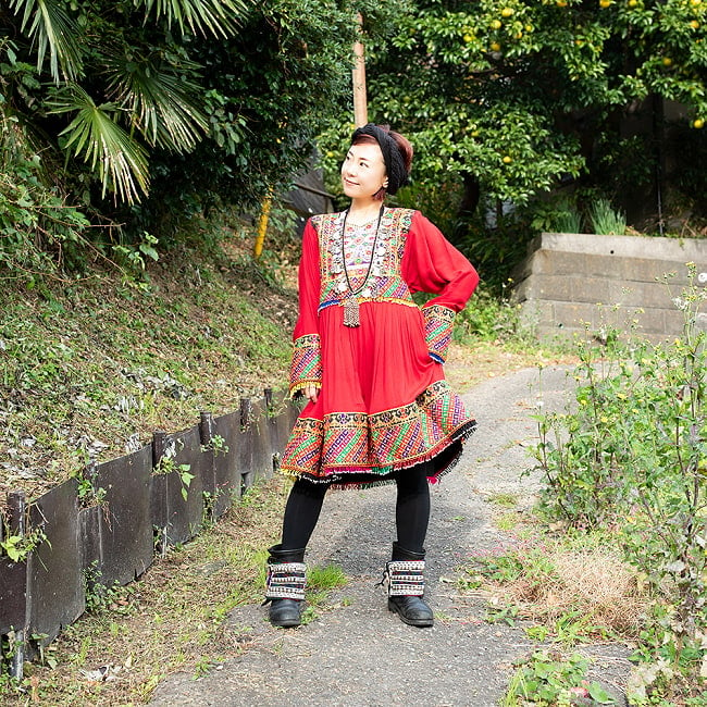 【全て1点もの】　パシュトゥーン族の伝統衣装　カミーズドレス　【赤】 6 - 身長152cmのモデルさんです。