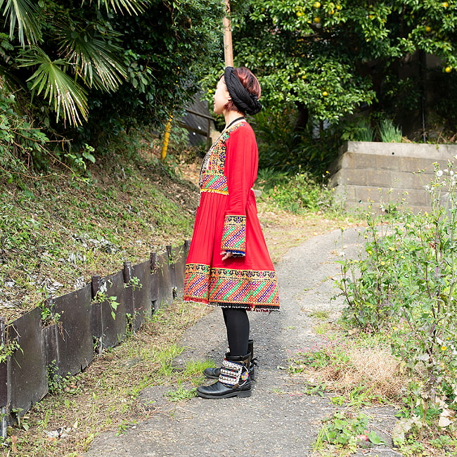 【全て1点もの】　パシュトゥーン族の伝統衣装　カミーズドレス　【赤】 7 - 身長152cmのモデルさんです。