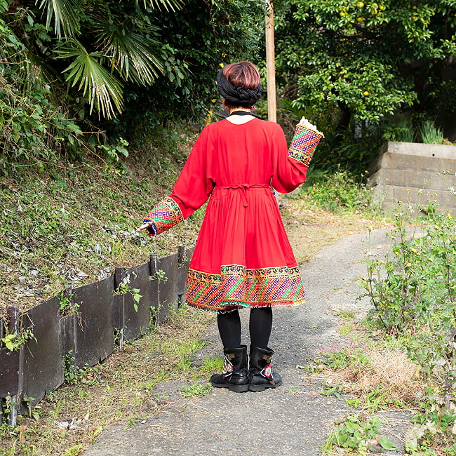【全て1点もの】　パシュトゥーン族の伝統衣装　カミーズドレス　【赤】 8 - 身長152cmのモデルさんです。