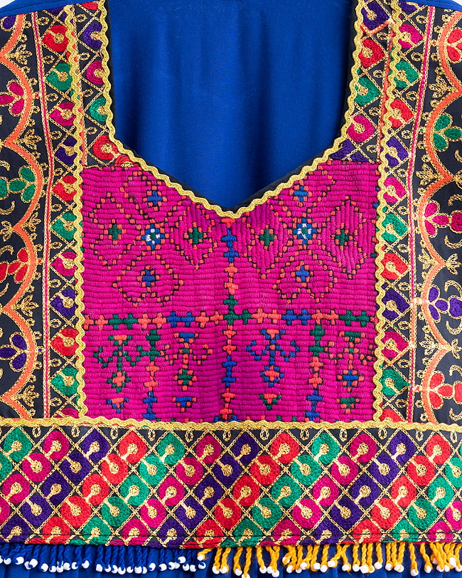 【全て1点もの】　パシュトゥーン族の伝統衣装　カミーズドレス　【青】 10 - No.1　刺繍部分を拡大しました。