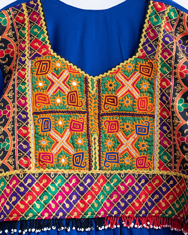 【全て1点もの】　パシュトゥーン族の伝統衣装　カミーズドレス　【青】 12 - No.2　刺繍部分を拡大しました。