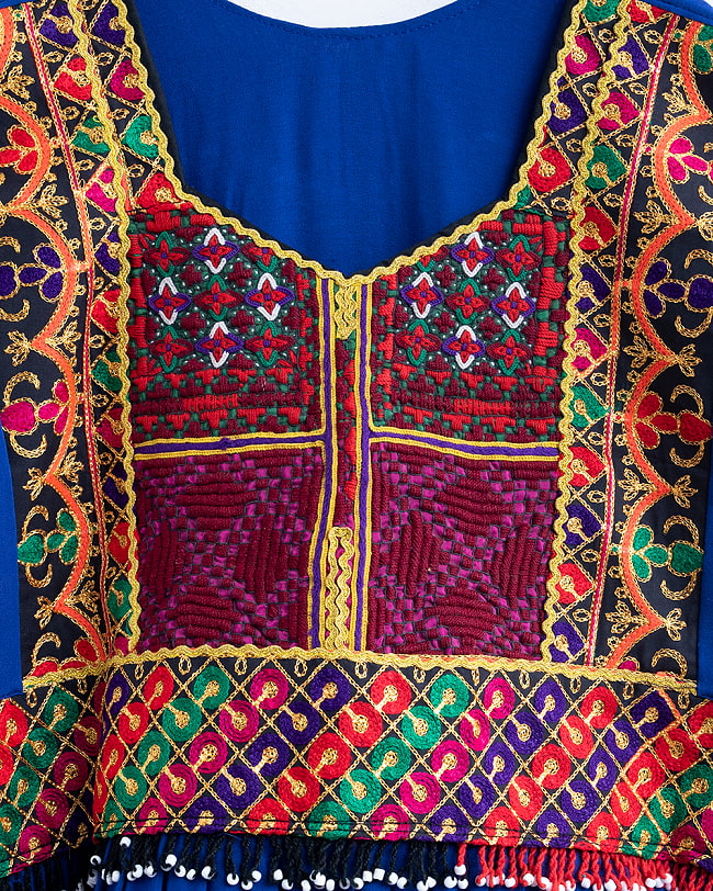 【全て1点もの】　パシュトゥーン族の伝統衣装　カミーズドレス　【青】 16 - No.4　刺繍部分を拡大しました。