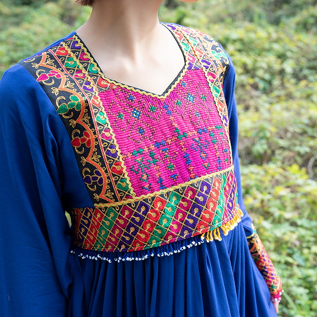 【全て1点もの】　パシュトゥーン族の伝統衣装　カミーズドレス　【青】 2 - 胸元の刺繍はすべて1点ものです。