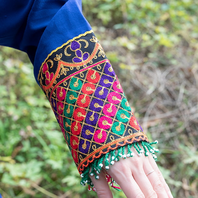 【全て1点もの】　パシュトゥーン族の伝統衣装　カミーズドレス　【青】 3 - 袖周りにも刺繍があります。