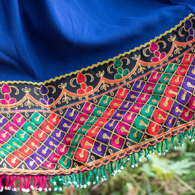 【全て1点もの】　パシュトゥーン族の伝統衣装　カミーズドレス　【青】 4 - スカートの裾にもぐるりと刺繍があります。