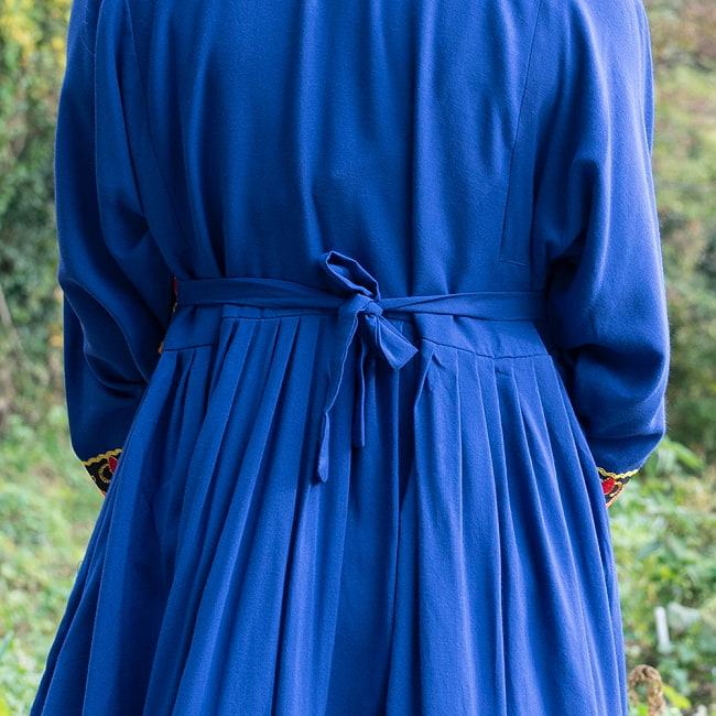 【全て1点もの】　パシュトゥーン族の伝統衣装　カミーズドレス　【青】 5 - うしろです。ウエストから伸びた紐でサイズ調整できます。