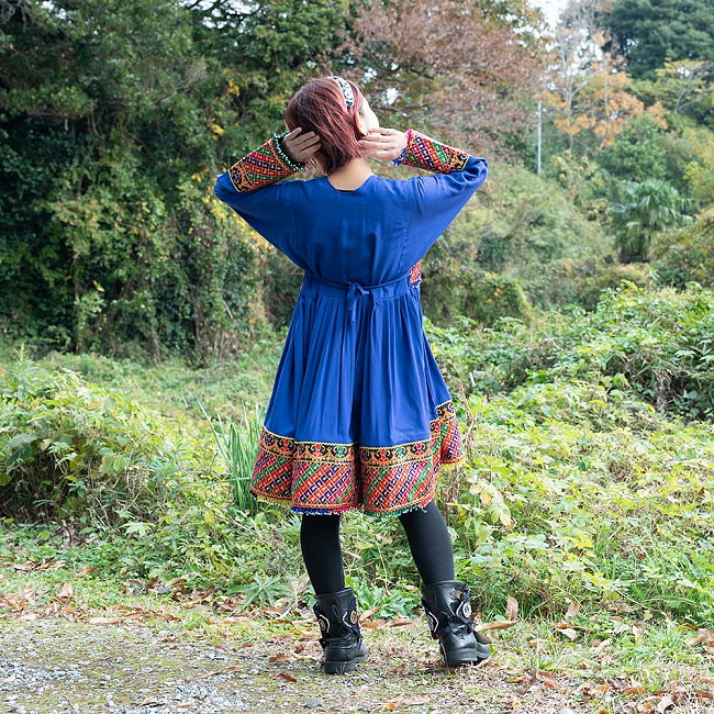 【全て1点もの】　パシュトゥーン族の伝統衣装　カミーズドレス　【青】 8 - 身長152cmのモデルさんです。