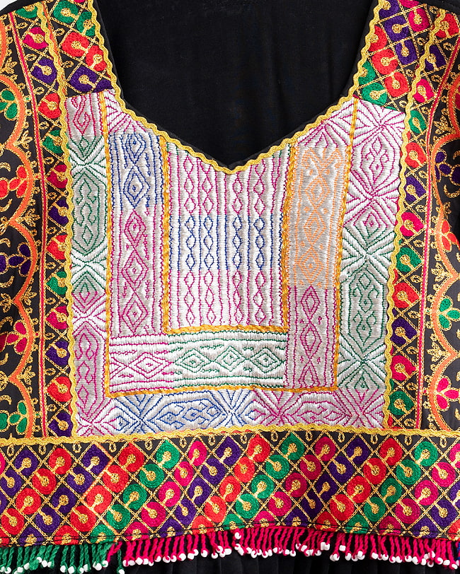 【全て1点もの】　パシュトゥーン族の伝統衣装　カミーズドレス　【黒】 10 - No.1　刺繍部分を拡大しました。