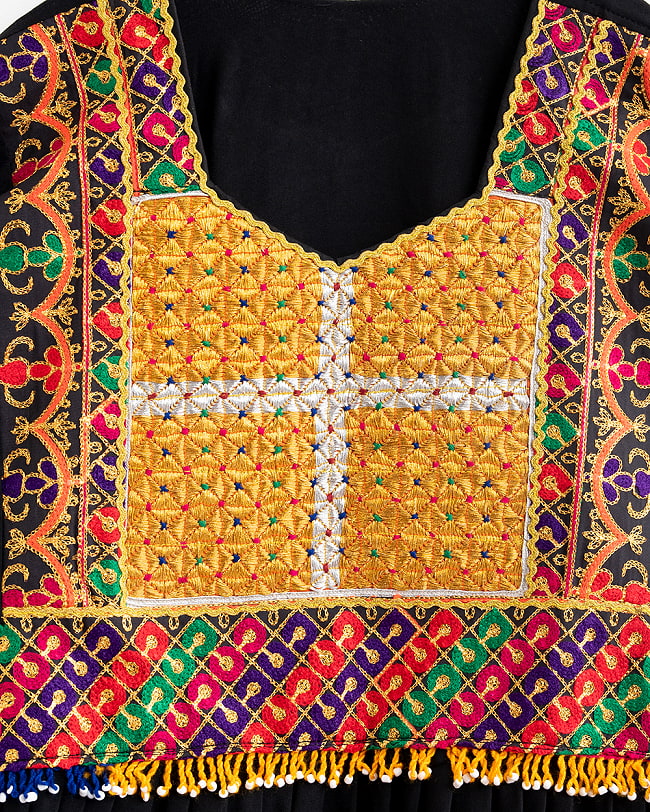 【全て1点もの】　パシュトゥーン族の伝統衣装　カミーズドレス　【黒】 14 - No.3　刺繍部分を拡大しました。