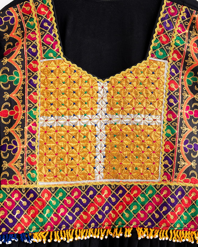 【全て1点もの】 パシュトゥーン族の伝統衣装 カミーズドレス 【黒】 14 - No.3 刺繍部分を拡大しました。