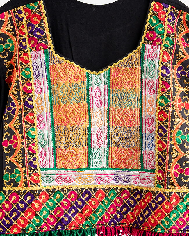 【全て1点もの】　パシュトゥーン族の伝統衣装　カミーズドレス　【黒】 18 - No.5　刺繍部分を拡大しました。