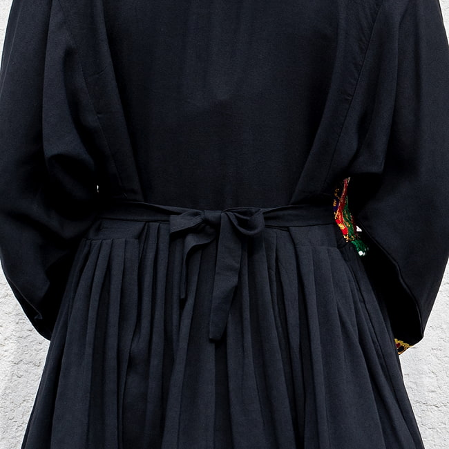 【全て1点もの】　パシュトゥーン族の伝統衣装　カミーズドレス　【黒】 5 - うしろです。ウエストから伸びた紐でサイズ調整できます。