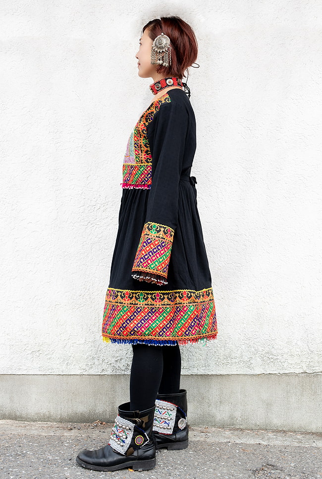 【全て1点もの】　パシュトゥーン族の伝統衣装　カミーズドレス　【黒】 7 - 身長152cmのモデルさんです。