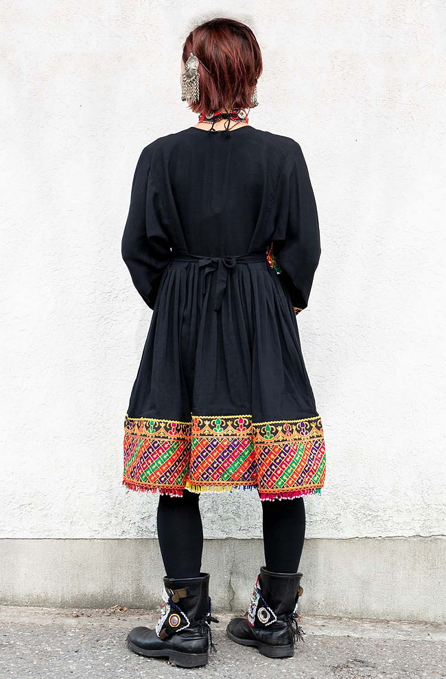 【全て1点もの】　パシュトゥーン族の伝統衣装　カミーズドレス　【黒】 8 - 身長152cmのモデルさんです。