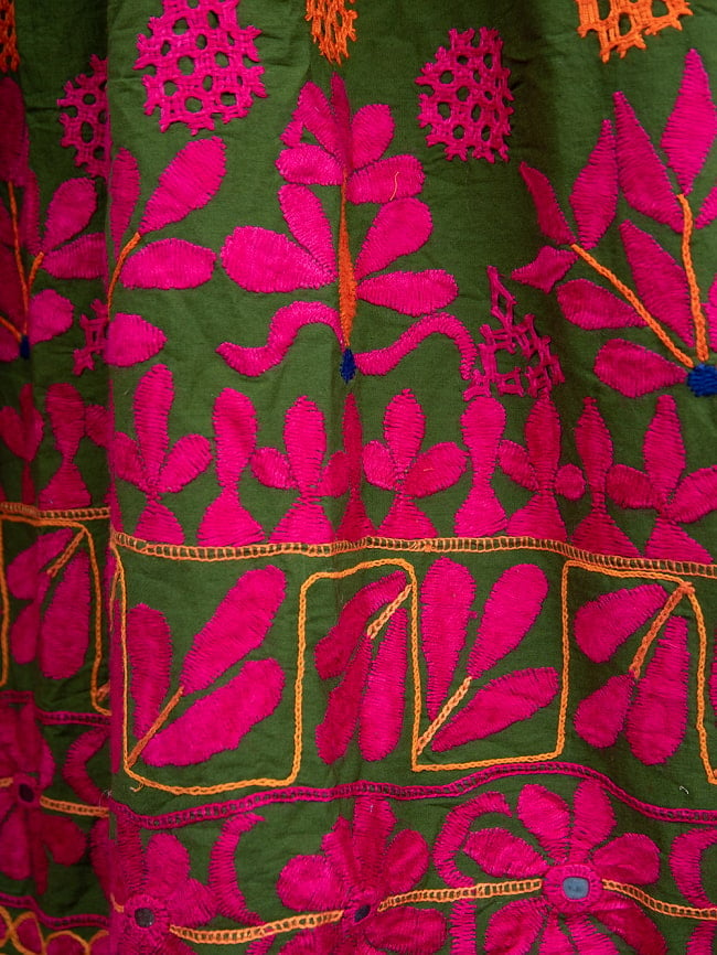 カッチ地方のトライバル刺繍 2WAYスカート ピンク×グリーン 2 - 刺繍部分をアップにしてみました。