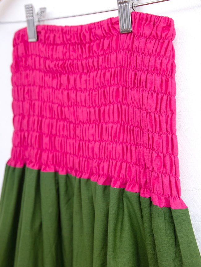 カッチ地方のトライバル刺繍 2WAYスカート ピンク×グリーン 3 - 胸元・ウエスト部分はこのようにゴムなのでフリーサイズでお楽しみいただけます。