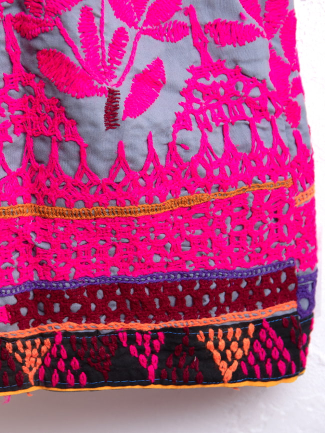 カッチ地方のトライバル刺繍 2WAYスカート ピンク×グレー 4 - 刺繍をアップにしてみました。