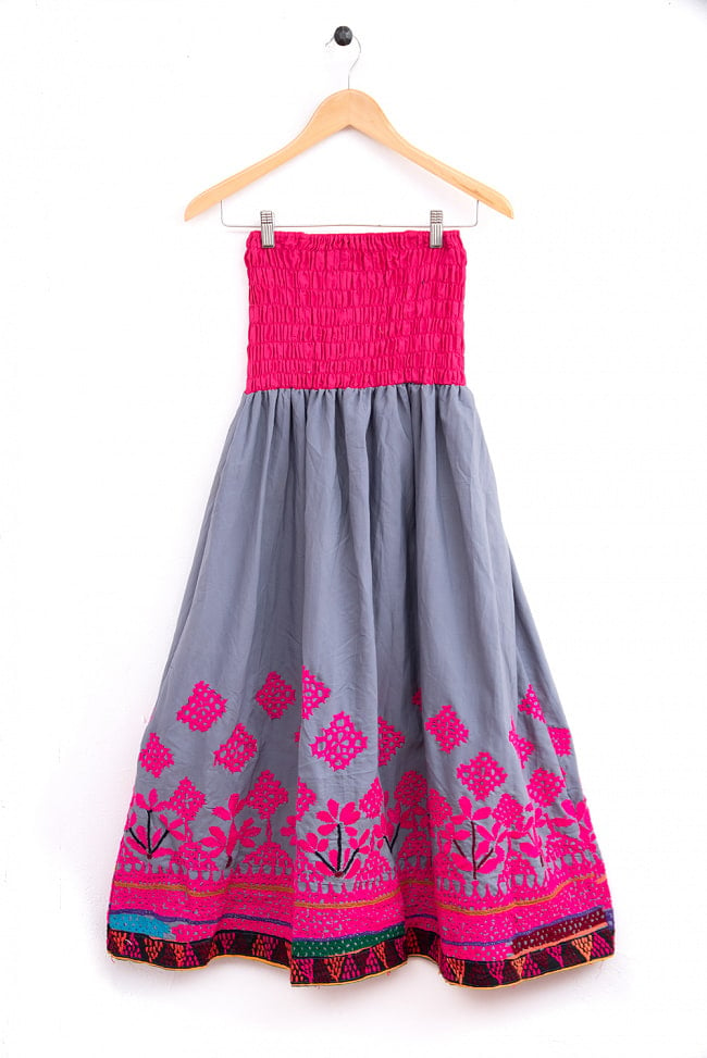 カッチ地方のトライバル刺繍 2WAYスカート ピンク×グレーの写真1枚目です。鮮やかな色合いがとても素敵なワンピースです。ワンピース,カッチ刺繍,コットン,刺繍,キシスカート,ロングスカート,カラフル,民族衣装