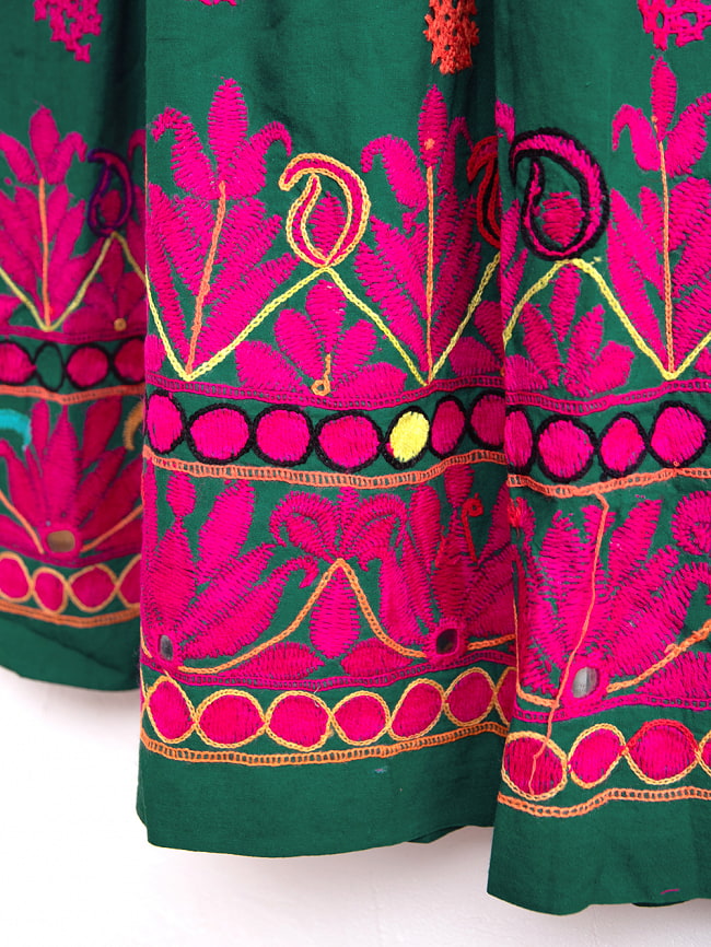 カッチ地方のトライバル刺繍 2WAYスカート ダークグリーン 6 - プリントや汚れ、ほつれ等がある場合もございます。インドから届いた状態のまま販売いたしますので、御理解のうえお買い求めください。