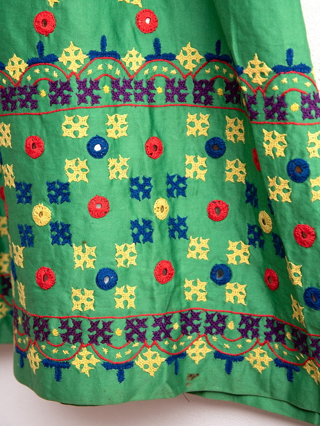 カッチ地方のトライバル刺繍 2WAYスカート グリーン 2 - 刺繍部分をアップにしてみました。