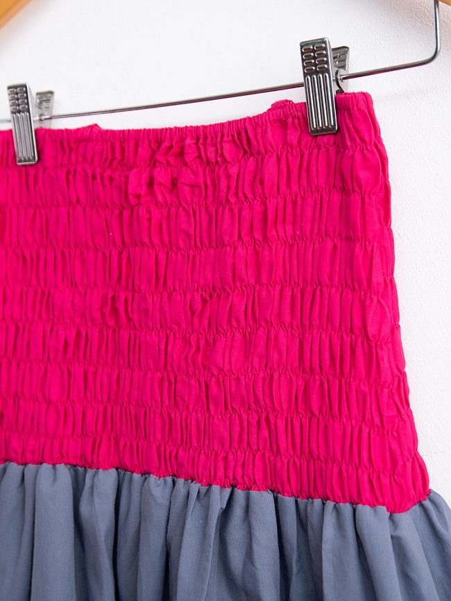 カッチ地方のトライバル刺繍 2WAYスカート ピンク×グレー 3 - 胸元・ウエスト部分はこのようにゴムなのでフリーサイズでお楽しみいただけます。