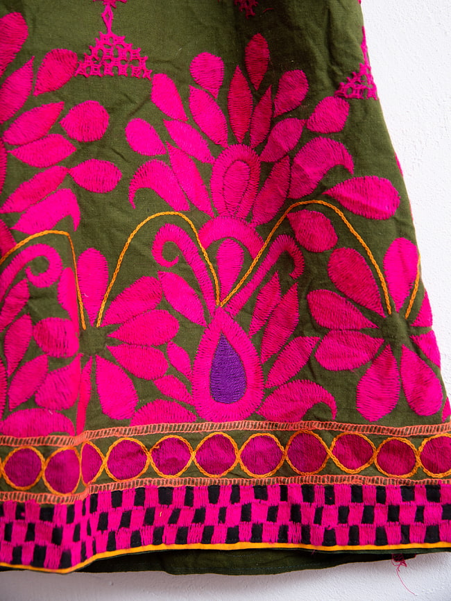 カッチ地方のトライバル刺繍 2WAYスカート ピンク×抹茶 2 - 刺繍部分をアップにしてみました。