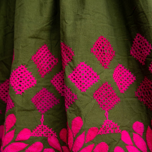 カッチ地方のトライバル刺繍 2WAYスカート ピンク×抹茶 4 - 刺繍をアップにしてみました。