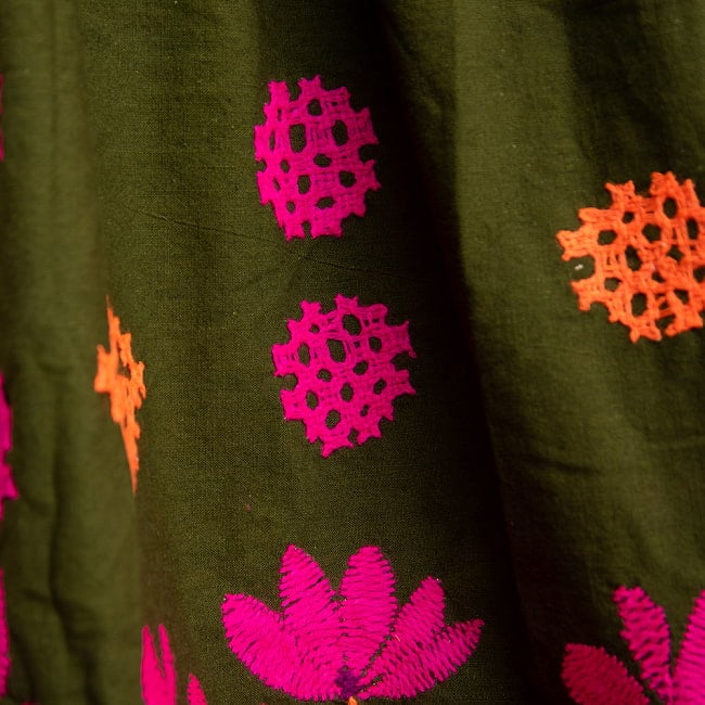 カッチ地方のトライバル刺繍 2WAYスカート 抹茶 4 - 刺繍をアップにしてみました。