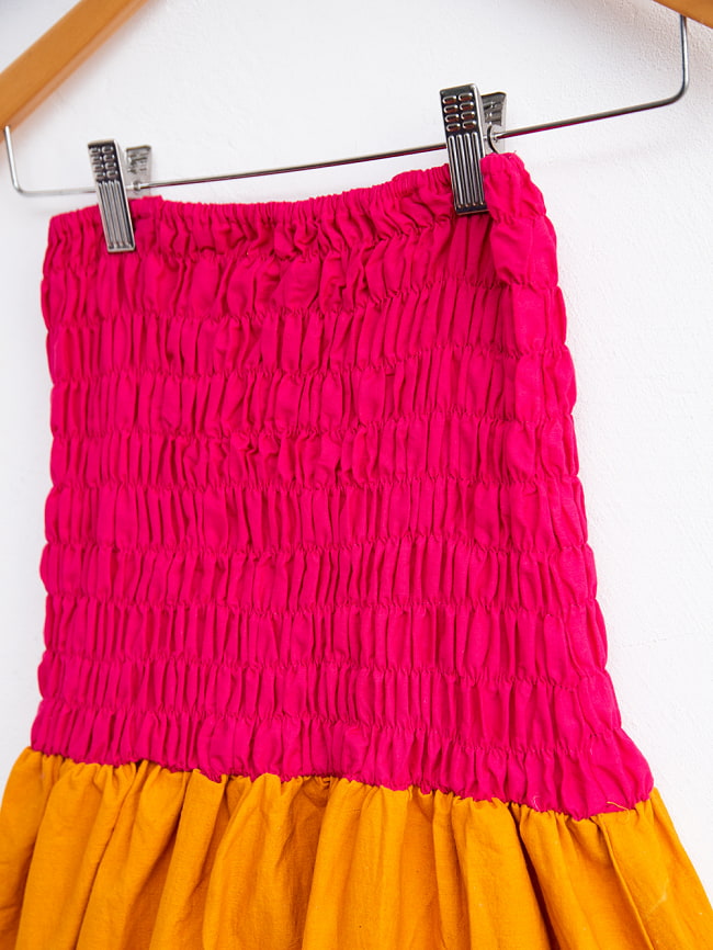 カッチ地方のトライバル刺繍 2WAYスカート ピンク×オレンジ 3 - 胸元・ウエスト部分はこのようにゴムなのでフリーサイズでお楽しみいただけます。