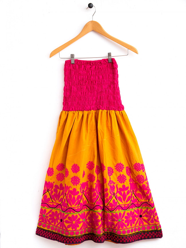 カッチ地方のトライバル刺繍 2WAYスカート ピンク×オレンジの写真1枚目です。鮮やかな色合いがとても素敵なワンピースです。ワンピース,カッチ刺繍,コットン,刺繍,キシスカート,ロングスカート,カラフル,民族衣装