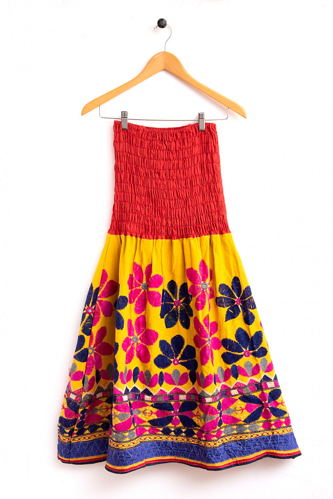 カッチ地方のトライバル刺繍 2WAYスカート オレンジ×イエローの写真1枚目です。鮮やかな色合いがとても素敵なワンピースです。ワンピース,カッチ刺繍,コットン,刺繍,キシスカート,ロングスカート,カラフル,民族衣装