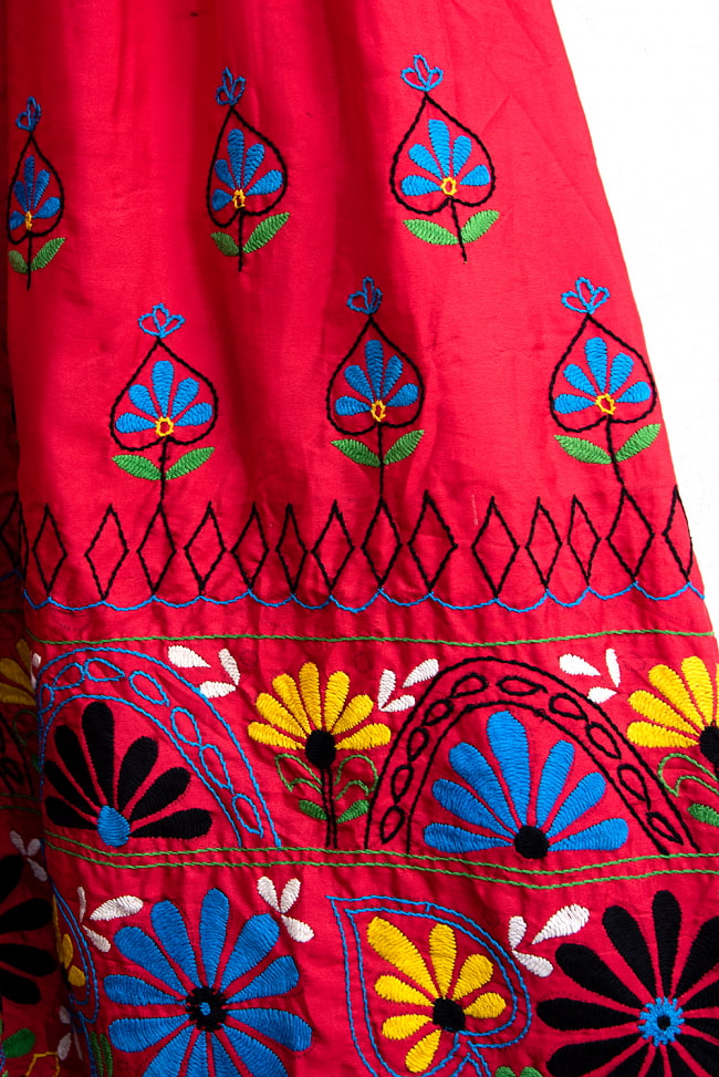 カッチ地方のトライバル刺繍 2WAYスカート レッド 2 - 刺繍部分をアップにしてみました。