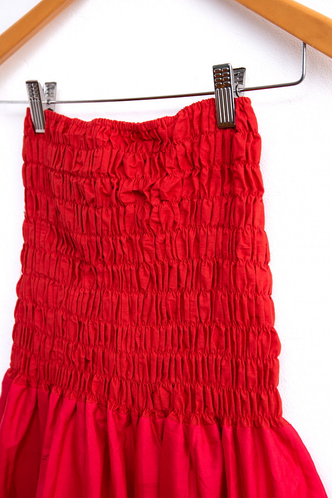 カッチ地方のトライバル刺繍 2WAYスカート レッド 3 - 胸元・ウエスト部分はこのようにゴムなのでフリーサイズでお楽しみいただけます。