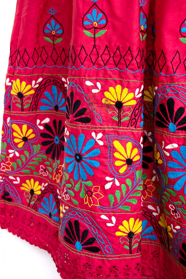 カッチ地方のトライバル刺繍 2WAYスカート レッド 4 - 刺繍をアップにしてみました。