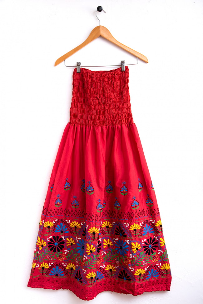 カッチ地方のトライバル刺繍 2WAYスカート レッド 5 - 反対の後ろ側を撮影しました。