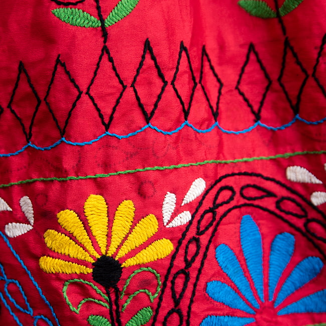 カッチ地方のトライバル刺繍 2WAYスカート レッド 6 - プリントや汚れ、ほつれ等がある場合もございます。インドから届いた状態のまま販売いたしますので、御理解のうえお買い求めください。