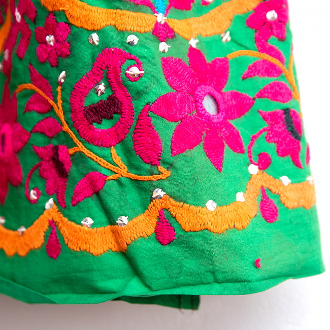 カッチ地方のトライバル刺繍 2WAYスカート グリーン 6 - プリントや汚れ、ほつれ等がある場合もございます。インドから届いた状態のまま販売いたしますので、御理解のうえお買い求めください。