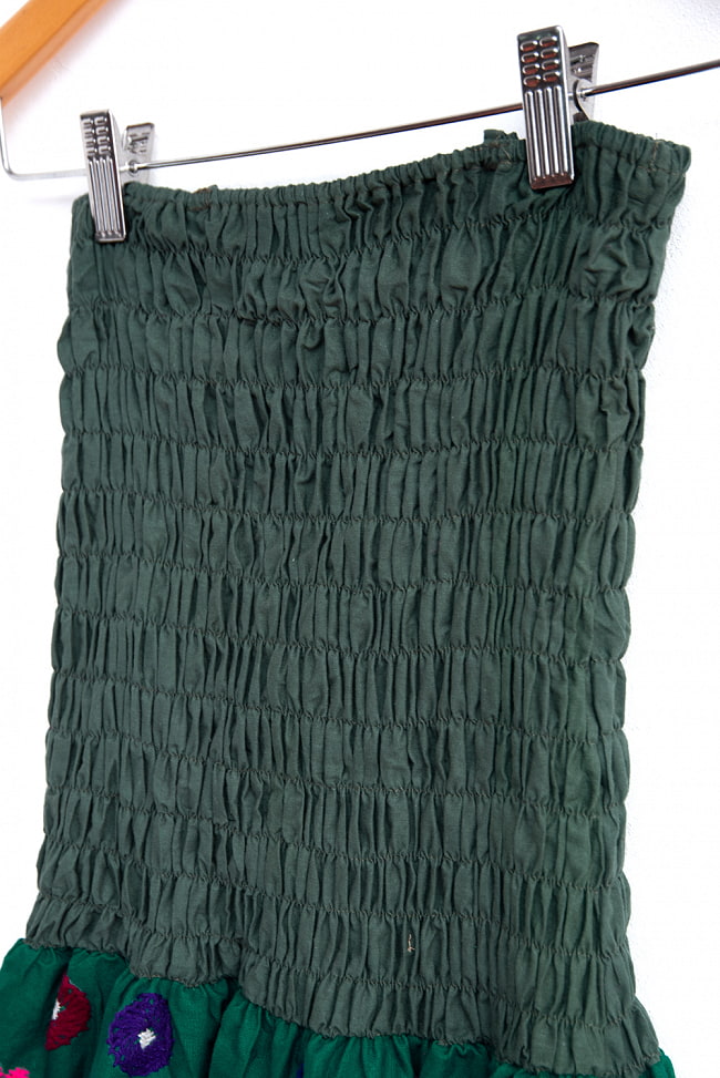 カッチ地方のトライバル刺繍 2WAYスカート グリーン 3 - 胸元・ウエスト部分はこのようにゴムなのでフリーサイズでお楽しみいただけます。