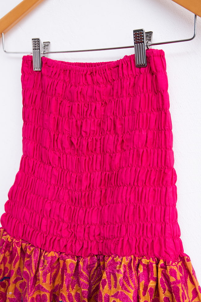 カッチ地方のトライバル刺繍 2WAYスカート ピンク 3 - 胸元・ウエスト部分はこのようにゴムなのでフリーサイズでお楽しみいただけます。