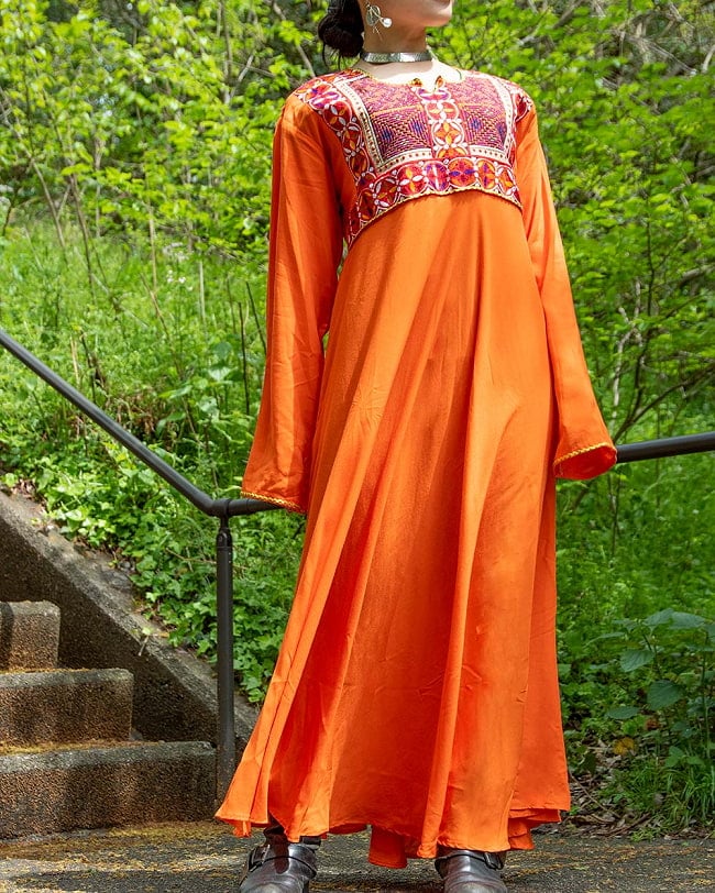 【全て1点もの】　パシュトゥーン族の伝統衣装　カミーズドレス ロング　【オレンジ】 2 - 1枚でさまになるロングワンピース。