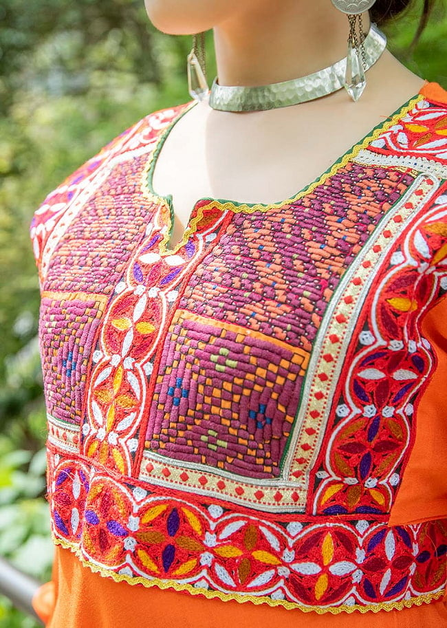【全て1点もの】　パシュトゥーン族の伝統衣装　カミーズドレス ロング　【オレンジ】 3 - 胸元の刺繍はすべて1点ものです。