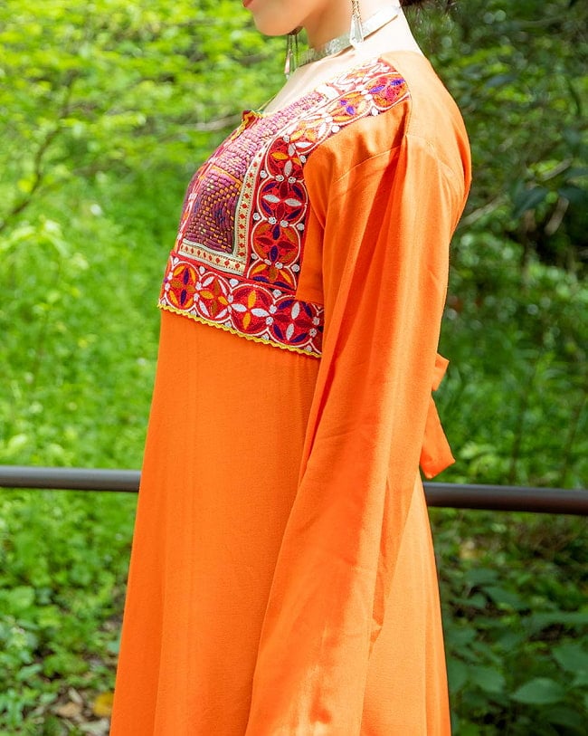 【全て1点もの】　パシュトゥーン族の伝統衣装　カミーズドレス ロング　【オレンジ】 4 - 横からみるとこのようになっています。