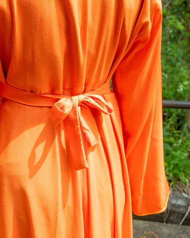 【全て1点もの】　パシュトゥーン族の伝統衣装　カミーズドレス ロング　【オレンジ】 5 - うしろです。ウエストから伸びた紐でサイズ調整できます。