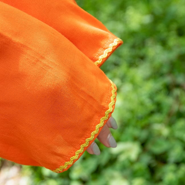 【全て1点もの】　パシュトゥーン族の伝統衣装　カミーズドレス ロング　【オレンジ】 6 - 袖口は細いゴールドテープで縁取られています。