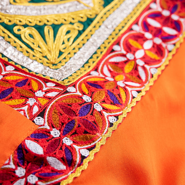 【全て1点もの】　パシュトゥーン族の伝統衣装　カミーズドレス ロング　【オレンジ】 7 - 刺繍を拡大してみました。