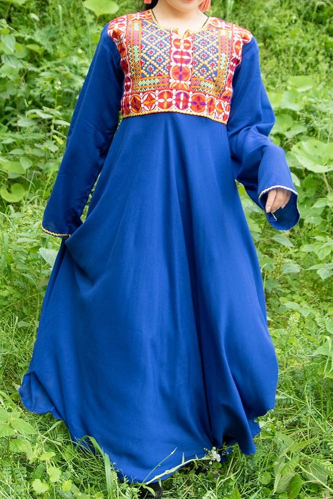 【全て1点もの】　パシュトゥーン族の伝統衣装　カミーズドレス ロング　【青】 2 - 1枚でさまになるロングワンピース。