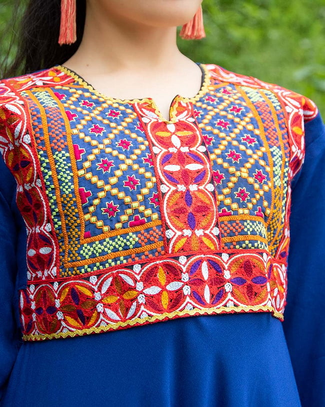 【全て1点もの】　パシュトゥーン族の伝統衣装　カミーズドレス ロング　【青】 3 - 胸元の刺繍はすべて1点ものです。